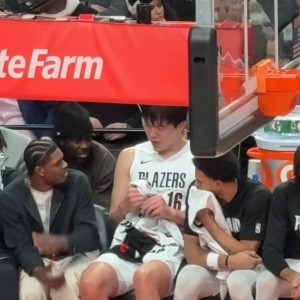 小杨血痕累累惊呆朱哥！队医帮杨瀚森处理伤口 小杨和亨德森热聊